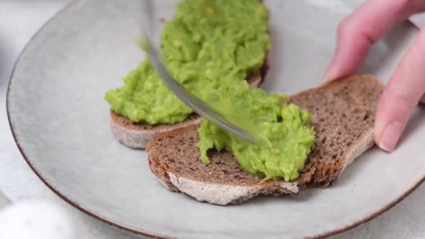 Răspândirea Avocado Piure Pâine Secară Vedere Aproape Toasturi Sănătoase Avocado — Videoclip de stoc