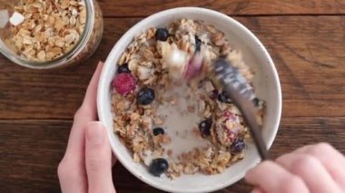 Yaz meyveleri ve badem sütüyle yulaf ezmesi yiyoruz. Sağlıklı kahvaltı gevrekleri