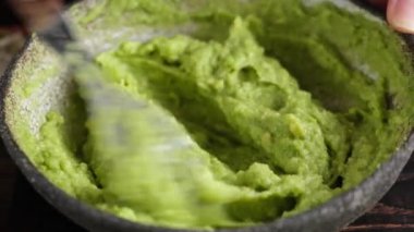 Avokadoyu püre ile ezmek. Yemek, yüz maskesi ve kozmetoloji için püre avokado sosu yapma süreci