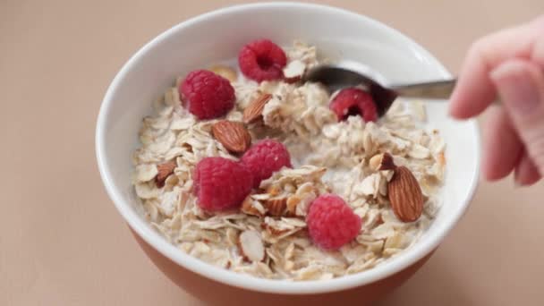 Fare Colazione Sana Farina Avena Muesli Con Lamponi Freschi Mandorle — Video Stock