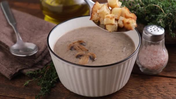 Serving Mushroom Cream Soup Croutons Vegetarian Cream Soup Bowl Wooden — Stock Video