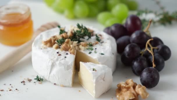 Queso Brie Camembert Con Miel Uvas Tomillo Una Tabla Quesos — Vídeos de Stock