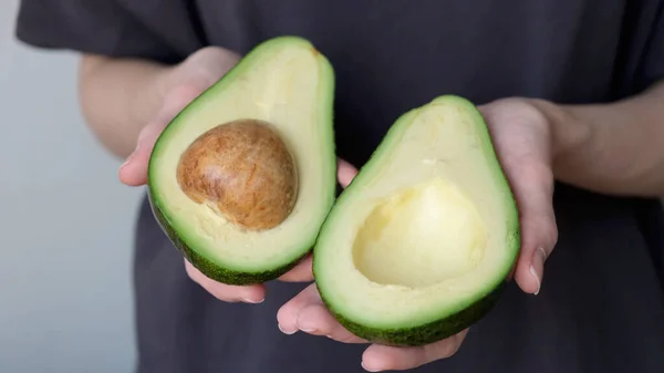 Avocado Halves Female Hands Healthy Food Tropical Fruit Avocado — Stock Photo, Image