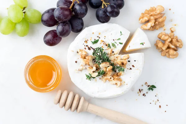 Camembert Sajt Dióval Mézzel Szőlővel Fehér Márvány Sajttáblán Asztali Előétel — Stock Fotó