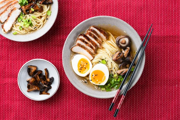 Mie ramen dengan daging babi dan telur — Stok Foto