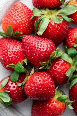 Arka planda taze yaz çilekleri