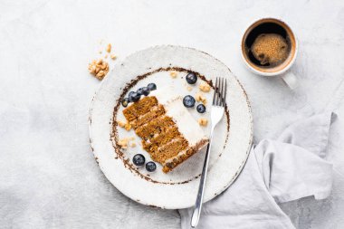 Cevizli ve krem peynirli havuçlu kek.