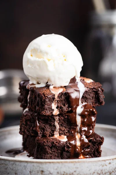 Brownies con helado de vainilla — Foto de Stock