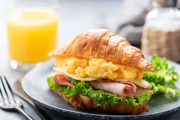 Sanduíche de croissant com presunto, queijo, ovos mexidos — Fotografia de Stock