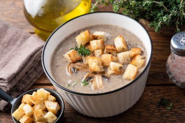 Ekmek arası mantar kremalı çorba.