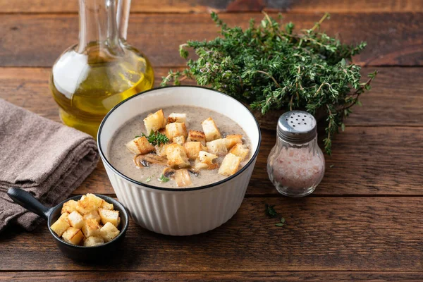 Vegetarische Pilzsuppe mit Croutons — Stockfoto