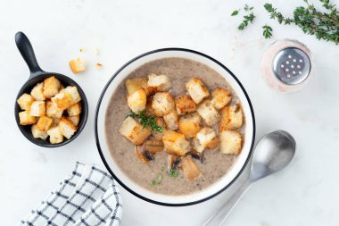 Kremalı mantar çorbası ve kızarmış ekmek.