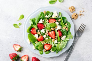 Çilekli salata ve keçi peyniri.