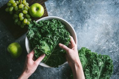 Beton arka planda lahana ve yeşil meyveler