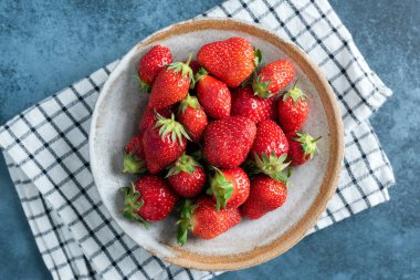 Seramik kasede taze çilek