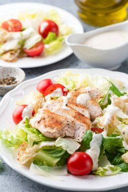 Izgara tavuk göğsü ile Sezar salatası