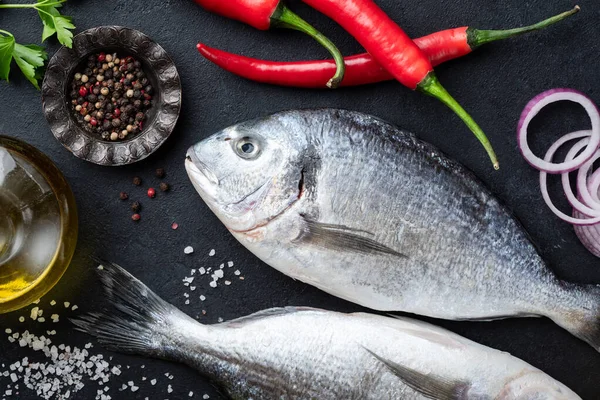 Dorado pescado en pizarra negra listo para cocinar —  Fotos de Stock