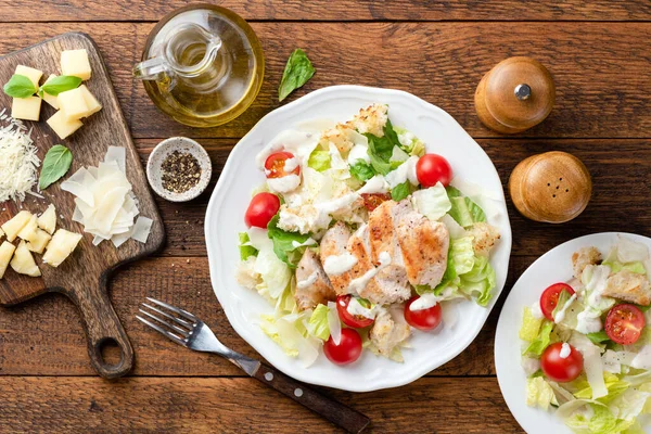 Caesar-Salat mit gegrillter Hühnerbrust — Stockfoto