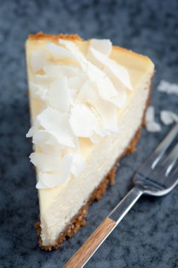 Tabakta hindistan cevizli cheesecake dilimi