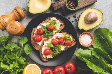 İtalyan bruschetta ile ricotta peyniri ve kızarmış vişneli domates.