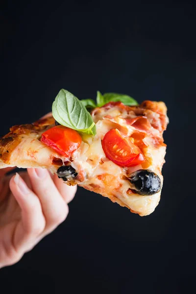 Pizzabit i handen — Stockfoto