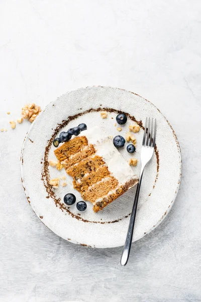 Fatia de bolo de cenoura vegan com mirtilos — Fotografia de Stock