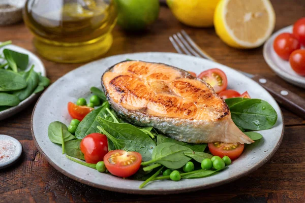 Filete de salmón asado servido con ensalada verde —  Fotos de Stock