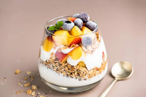 Śniadanie jogurt granola parfait z brzoskwinią i jagodami — Zdjęcie stockowe