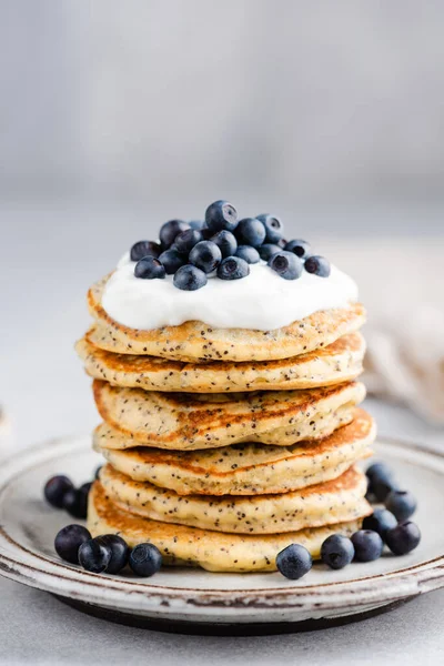 Mohn-Pfannkuchen mit griechischem Joghurt und Blaubeeren — Stockfoto