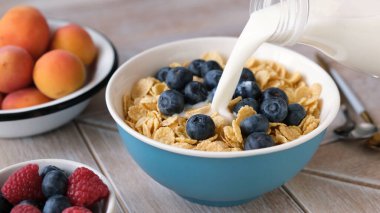 Sütlü mısır gevreği ve kasede yaban mersini.