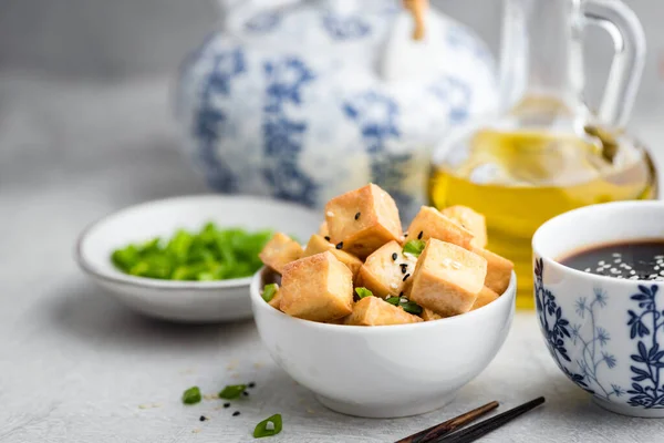 Marinerad stekt tofu i en skål — Stockfoto