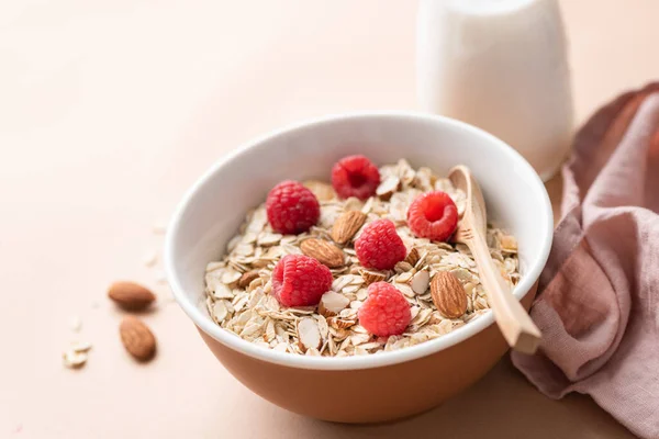 Avena muesli seca en un tazón servido con leche de almendras —  Fotos de Stock