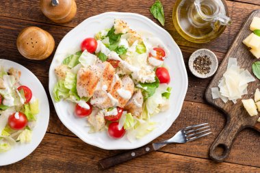 Izgara tavuk göğsü ile Sezar salatası