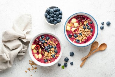 Çiğ acai smoothie kasesi.