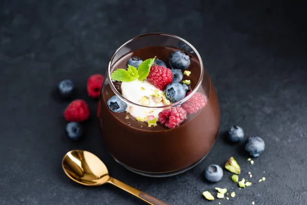 Sötét Csokoládé Mousse Pisztáciával Bogyók Krém Üvegben Fekete Háttér Közelkép — Stock Fotó
