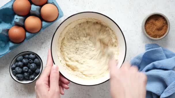 在碗里准备煎饼面糊 妇女的手把鸡蛋和牛奶 面粉混合在一起烤煎饼 — 图库视频影像