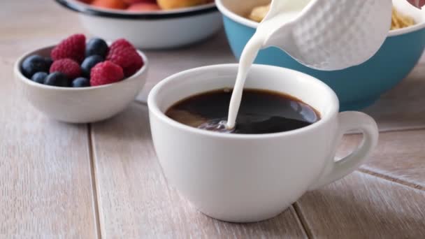 Lento Movimiento Crema Verter Taza Café Negro Sobre Fondo Mesa — Vídeos de Stock