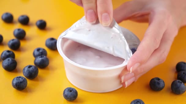 Mani Della Donna Aperto Vaso Contenitore Plastica Yogurt Mirtilli Sfondo — Video Stock