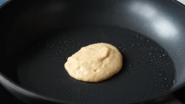 Despeje Massa Panqueca Uma Frigideira Preta — Vídeo de Stock