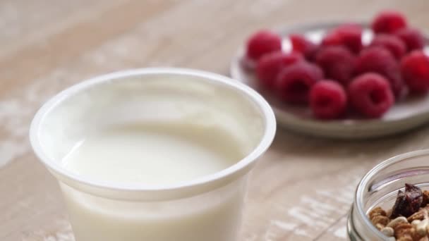 Maliny Zwolnionym Tempie Wpadające Jogurtu Plastikowym Słoiku Zdrowa Żywność — Wideo stockowe