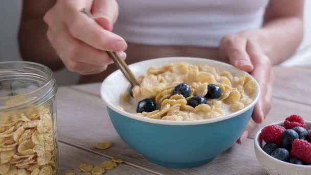 Jonge Vrouw Die Cornflakes Eet Met Melk Bosbessen Voor Een — Stockvideo