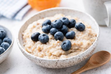 Yabanmersinli yulaf ezmesi kasesi yakın çekim görüntüsü. Sağlıklı vejetaryen kahvaltı gevrekleri