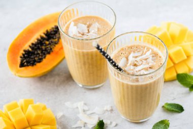 Camda mango hindistan cevizli smoothie. Sağlıklı tropik meyve suyu veya milkshake