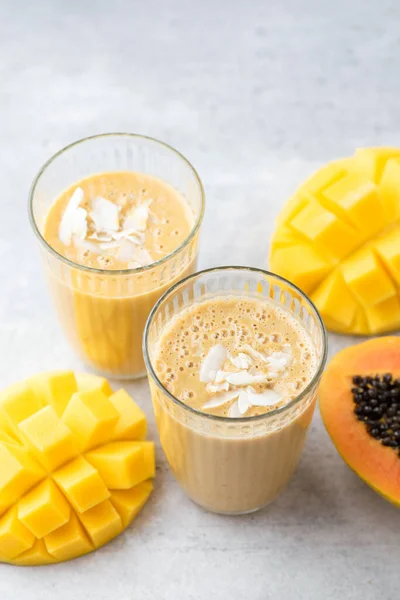 Batido Frutas Tropicales Amarillas Mango Papaya Vaso Con Paja Para — Foto de Stock