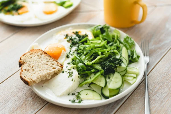 Жареные Яйца Зеленым Салатом Огурца Перца Фоне Деревянного Стола Вкусный — стоковое фото