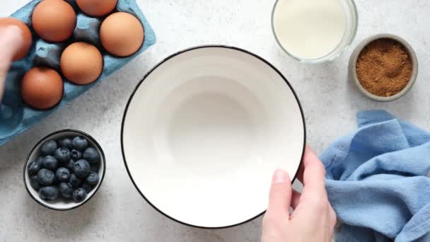 Eier Knacken Schüssel Gebäck Oder Kuchen Kochen Ansicht Von Oben — Stockvideo