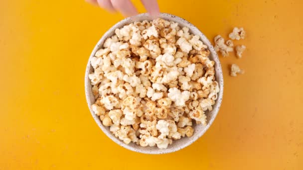 Handgreep Popcorn Bovenaanzicht Mensen Die Zoete Zoute Popcorn Eten Gele — Stockvideo