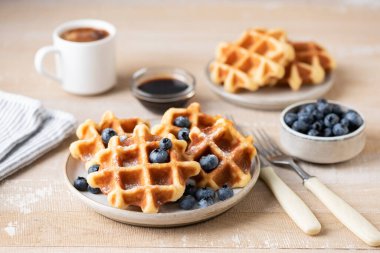 Yaban mersinli Belçika waffle 'ı ve bir fincan kahve.