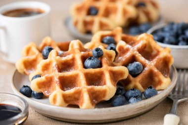 Böğürtlenli Belçika waffleları