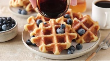 Belçika wafflelarına pekmez ya da koyu kehribar pekmezi dök. Tatlı kahvaltı yemeği.